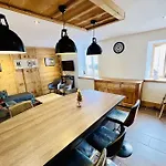 Spacious House With Terrace Near The * 제라르메르