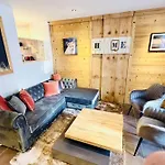 펜션 Spacious House With Terrace Near The 제라르메르