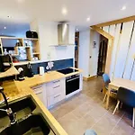 Spacious House With Terrace Near The 펜션 *