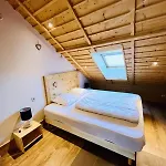 Vakantiehuis Spacious House With Terrace Near The