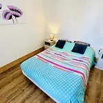 Vakantiehuis Spacious House With Terrace Near The