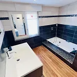 펜션 Spacious House With Terrace Near The 제라르메르